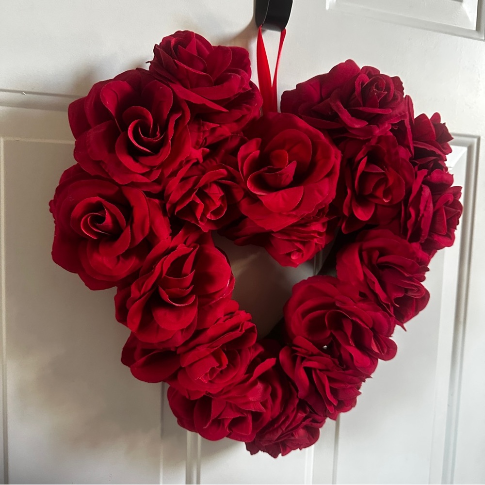 Red Roses Heart Wreath - Picture 6 of 7